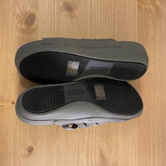 BareTraps Beverly 10M strappy sandal with 2" heel gray black. Wedge slide - Picture 6 of 6